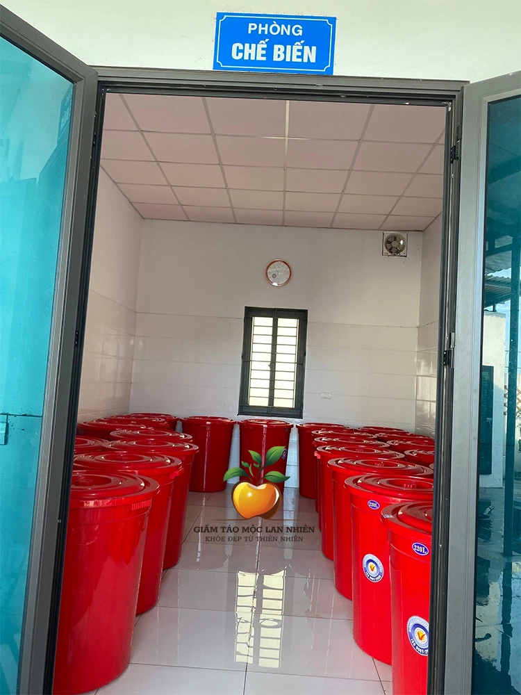 Bên trong khu vực sản xuất giấm táo mèo Mộc Lan Nhiên